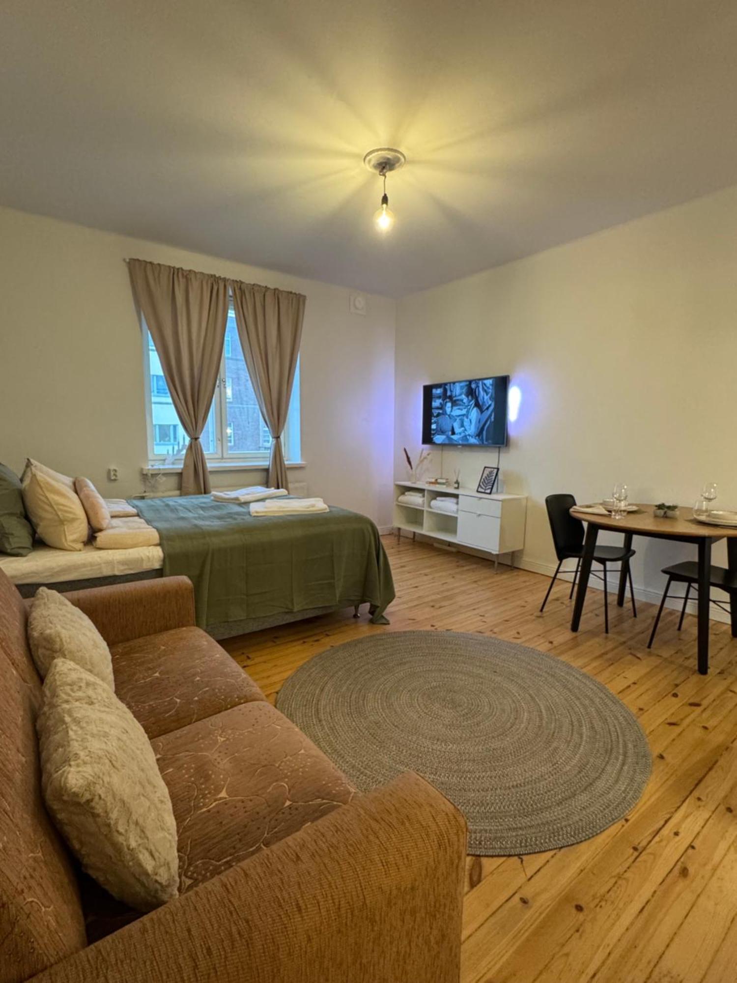 Your Chic Vibrant Apartment *